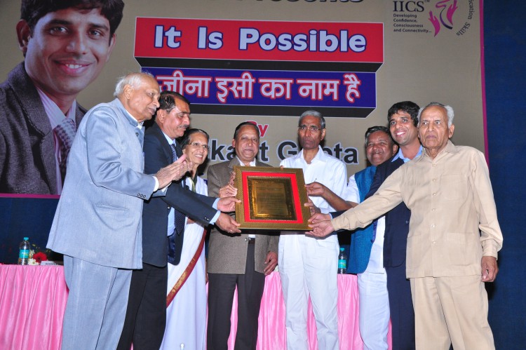 With Mr. R.M. Kothari (Retd. IAS), Mr.Naresh Kumar Gupta (Educationalist), Mrs. Sushila Bohra(renowned social worker) Mr. Ratan Lahoty (Divisional Commissioner), Mr. P.S.Surana (chairman – Surana & Surana International Attorneys), Mr. Suresh Rathi (Chairman – SR group ), and Dr. C.M. Chordia (Renowned Expert for Drugless Therapy). During life time achievement award for Mr. P.S.Surana.